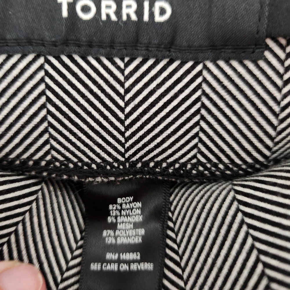 Torrid womens size 1 black white printed pull on pants - Picture 4 of 6